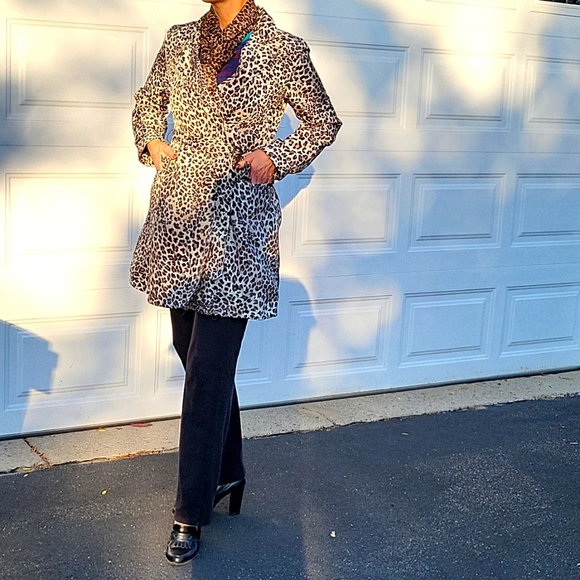 NWOT Leopard Print Trenchcoat! BONUS Carry-case or clutch purse! M - Picture 7 of 17